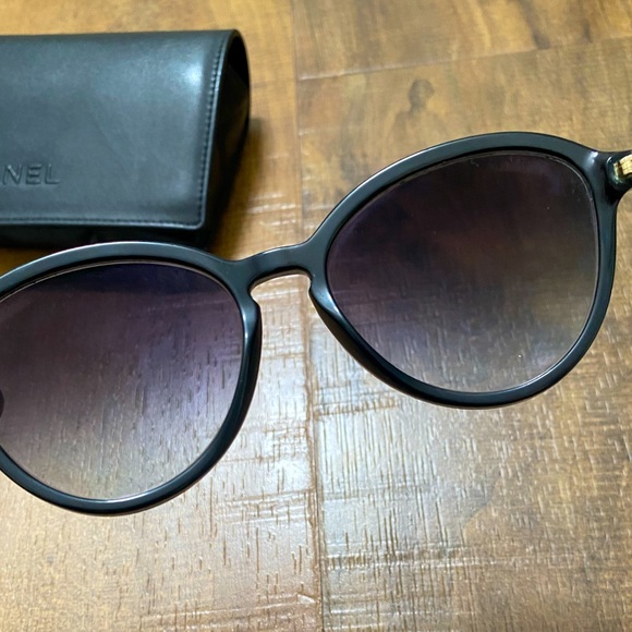 CHANEL Women’s Black Classic Round Sunglasses with gold detailing - Picture 9 of 16
